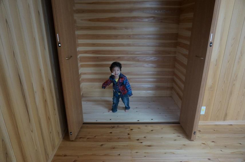二階の子供部屋クローゼットは杉板貼りで防虫・防臭効果も期待できます。