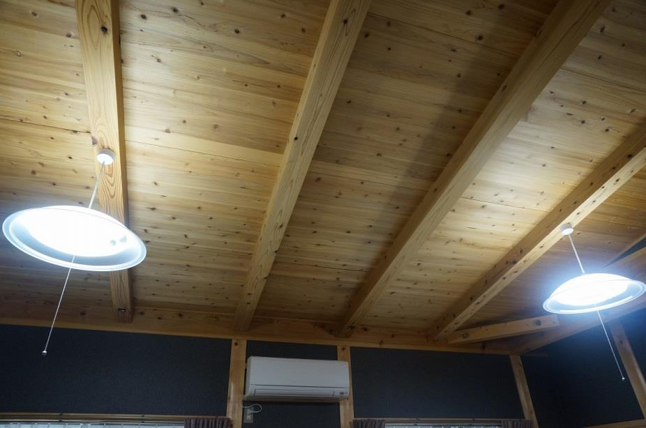 天井を作らないことで、電気配線はとても難しかったですが、とても広く見えます。